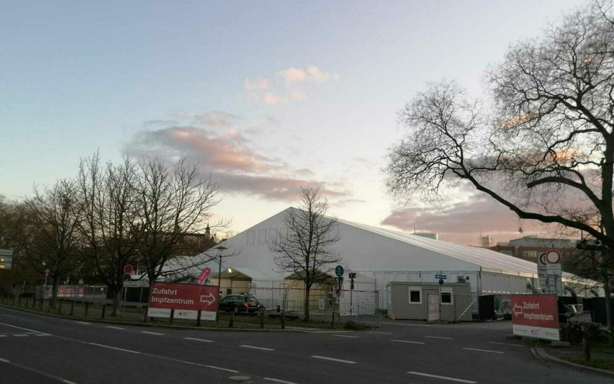 Die Zufahrt zum Impfzentrum in Wuerzburg mit Zelten Die Zufahrt zum Impfzentrum in Wuerzburg mit Zelten